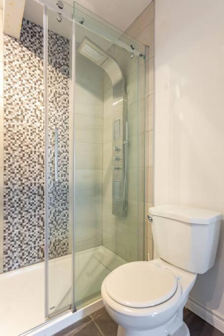 Lovely Rental Unit With Balcony~ Autoroute 40 Монреаль Екстер'єр фото
