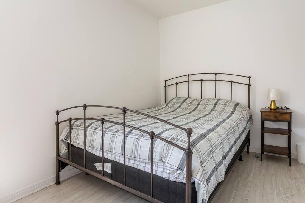 Lovely Rental Unit With Balcony~ Autoroute 40 Монреаль Екстер'єр фото